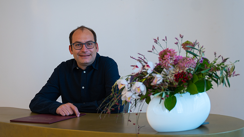 Christian Kocher assis dans le local de cérémonie de l’Office de l’état-civil de Berne-Mittelland.